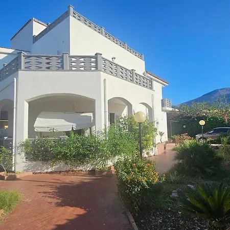 Amber Rooftop Карини