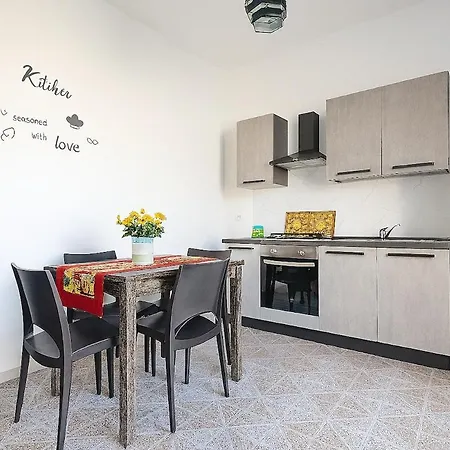 Amber Rooftop Карини